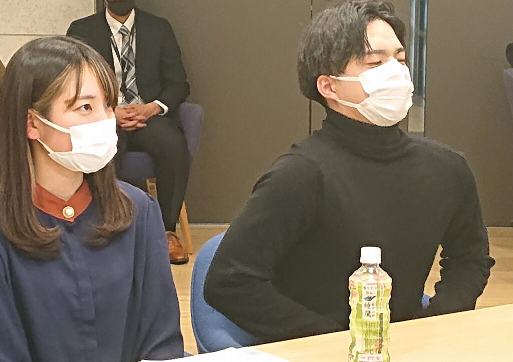 左から学生で株式投資未経験の鈴木さん、経験者の松谷さん